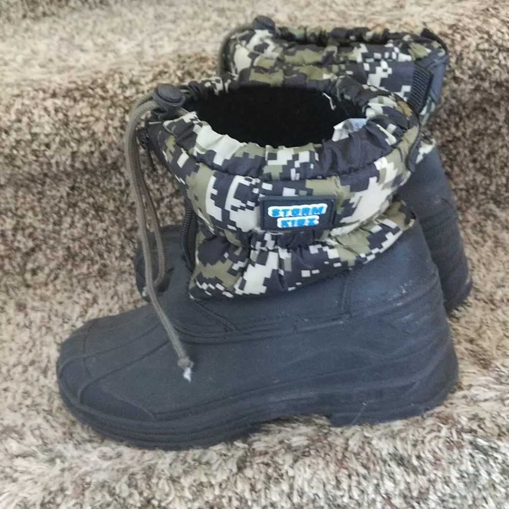 Snow boots